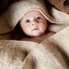 Wollen capuchondeken wikkeldeken voor Baby Woolskins beige