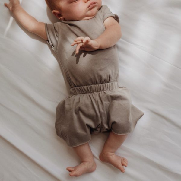 Eine Basic-Marke für Babyhosen von Woolskins